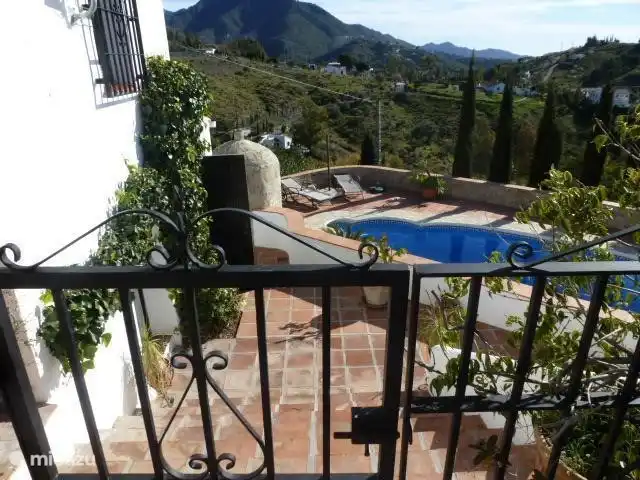 Finca La Estrella de Cómpeta huren in Spanje, Andalusië, Cómpeta - finca Zo ga je via een trapje naar het appartement en het zwembad.