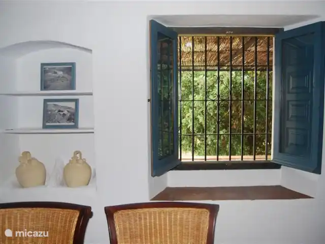 Finca La Estrella de Cómpeta huren in Spanje, Andalusië, Cómpeta - finca Doorkijkje naar het terras en links de oorspronkelijke drinkbakken van koeien