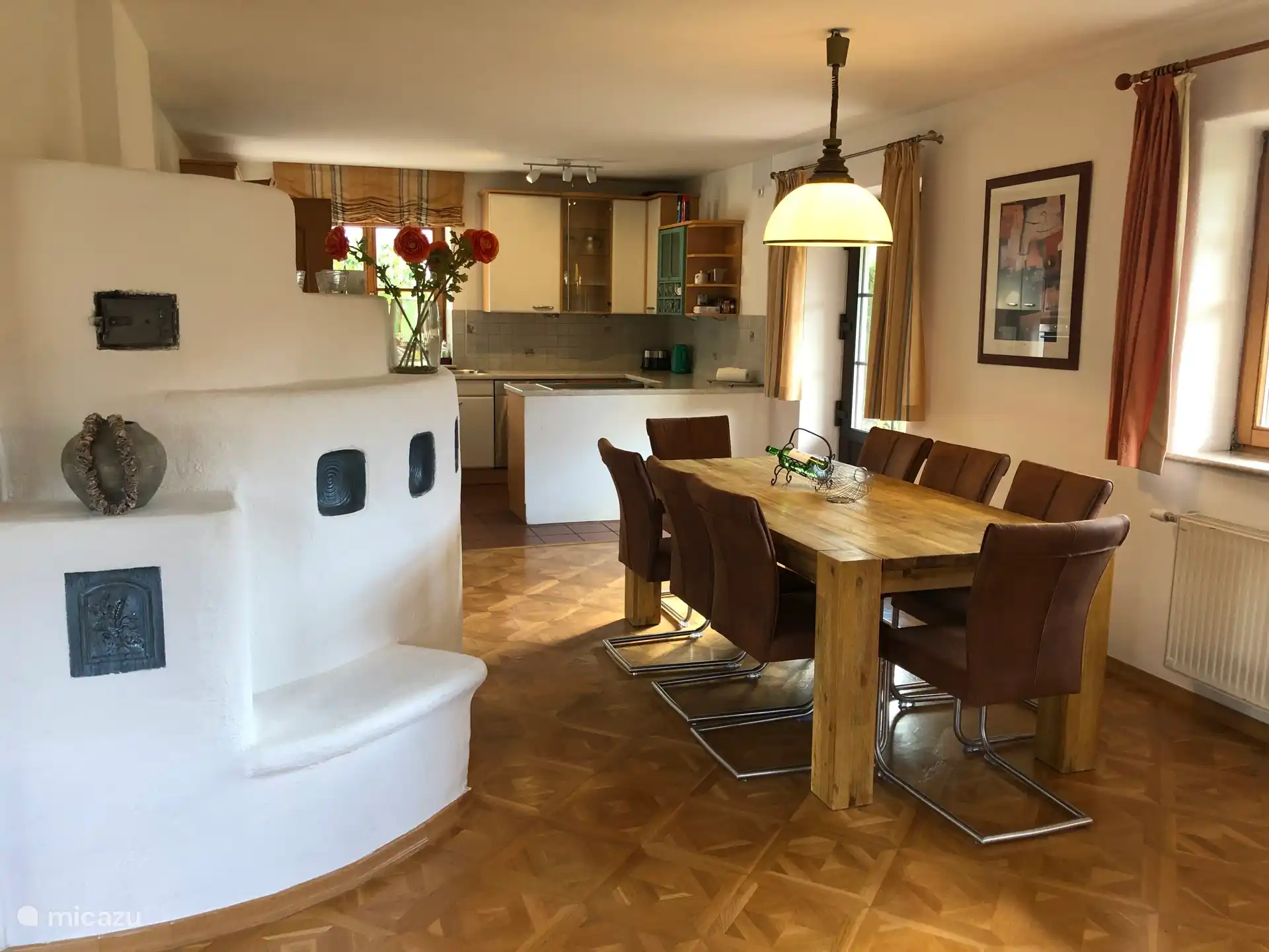 Sie können den Esstisch ganz einfach erweitern.
Dann haben auch 13 Personen Platz.