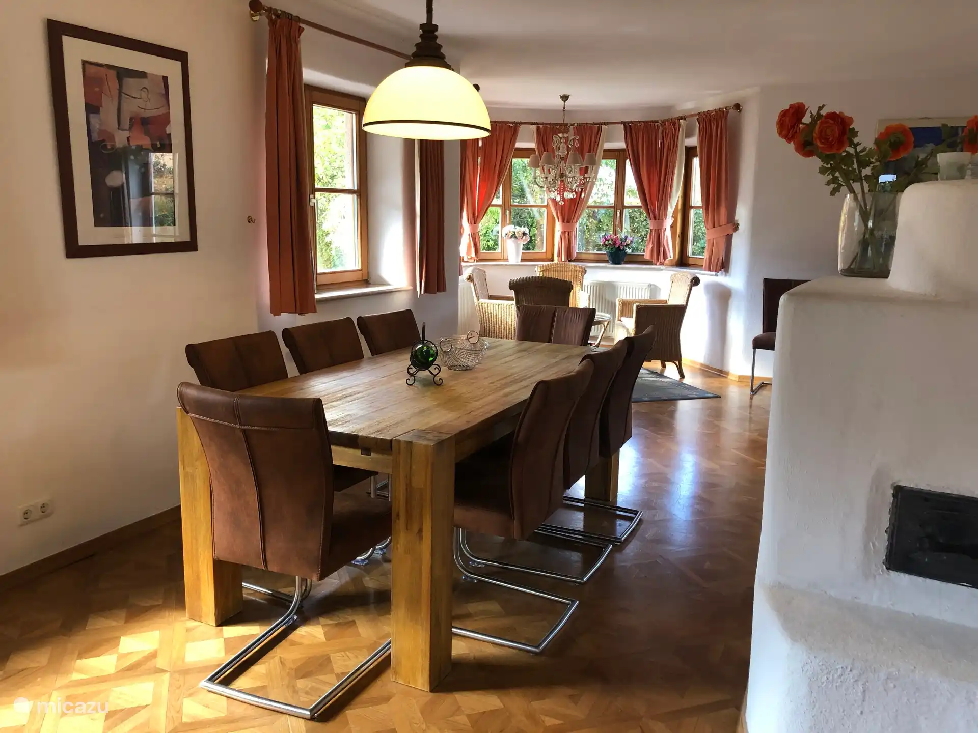 Der Esstisch mit Blick auf den Wintergarten.