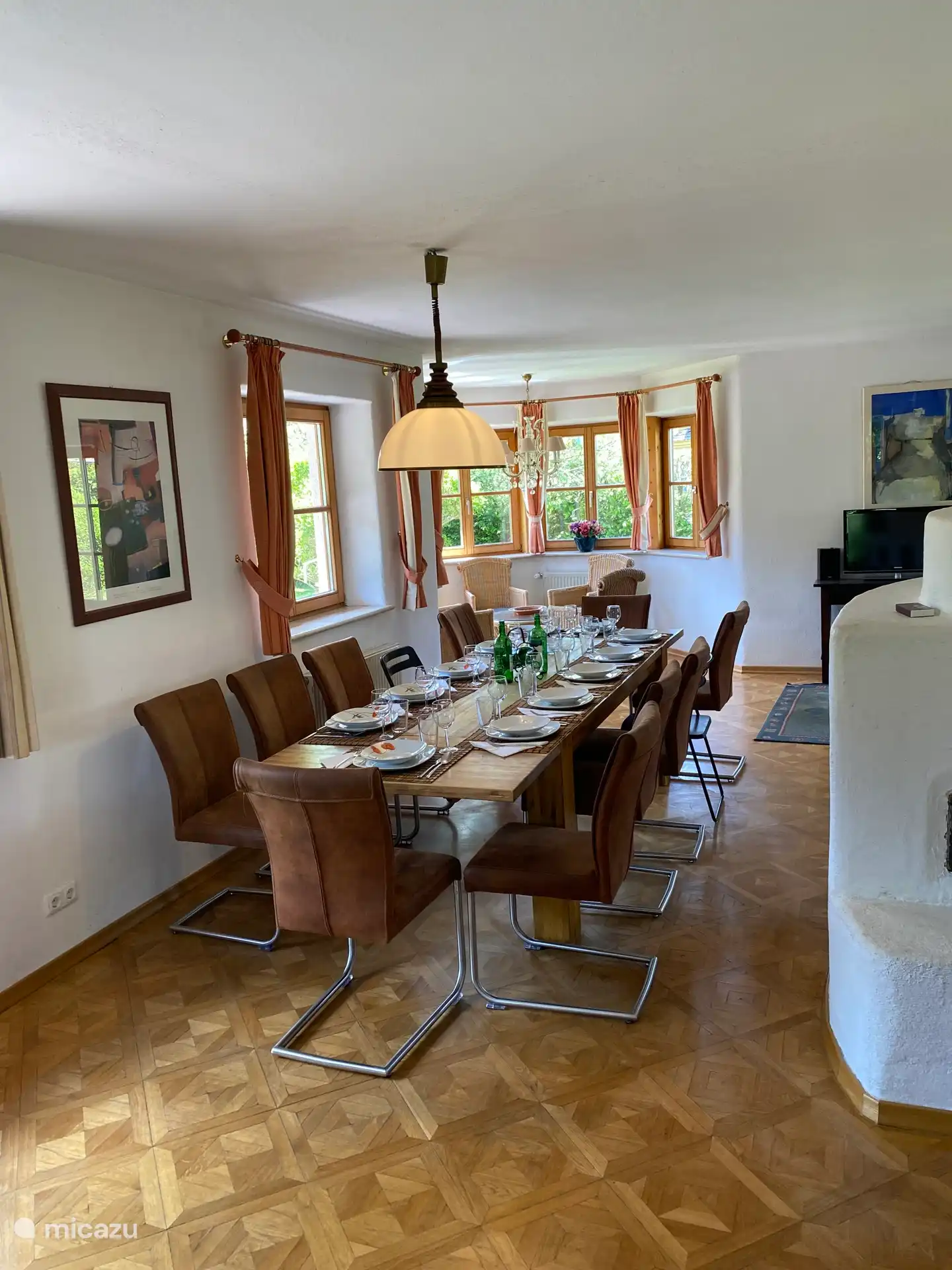 Einen guten Eindruck von der Tafel bekommt man, wenn sie für eine große Gruppe gedeckt ist.