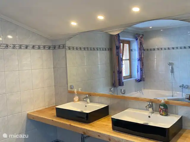 Chalet Naromoru huren in Oostenrijk, Salzburgerland, Saalfelden (Zell am See) - chalet De badkamer op de eerste verdieping.