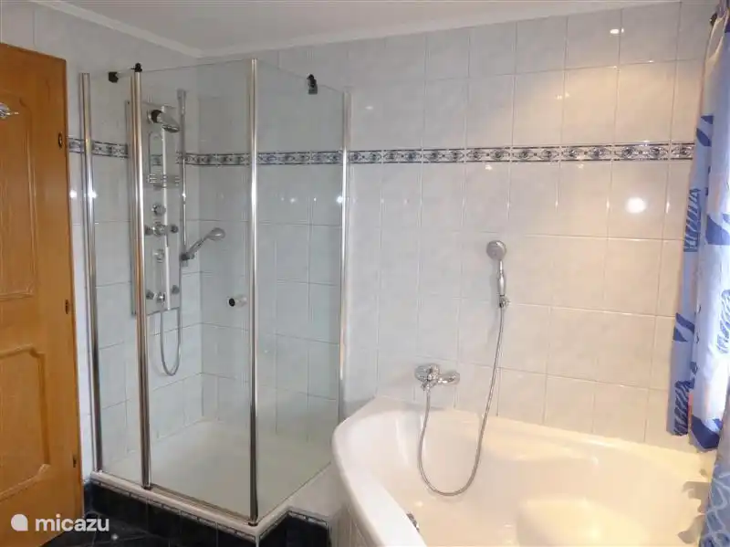 Badezimmer 1. OG
Dusche, Eckbadewanne, Bidet und .......