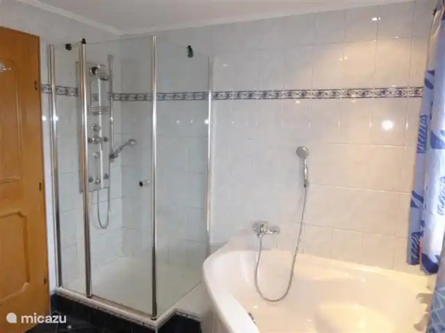 Chalet Naromoru huren in Oostenrijk, Salzburgerland, Saalfelden (Zell am See) - chalet Badkamer  1 e verdieping
Dusche, hoekbad , bidet en …….