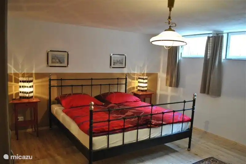 Schlafzimmer 4
Wieder ein schönes Schlafzimmer.
Bett 1,80x2,00 Meter
Dieses Schlafzimmer befindet sich im Untergeschoss.