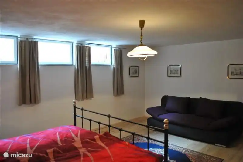 Schlafzimmer 4
ist ein großes Schlafzimmer.
Zwei Personen können auf dem Schlafsofa übernachten.