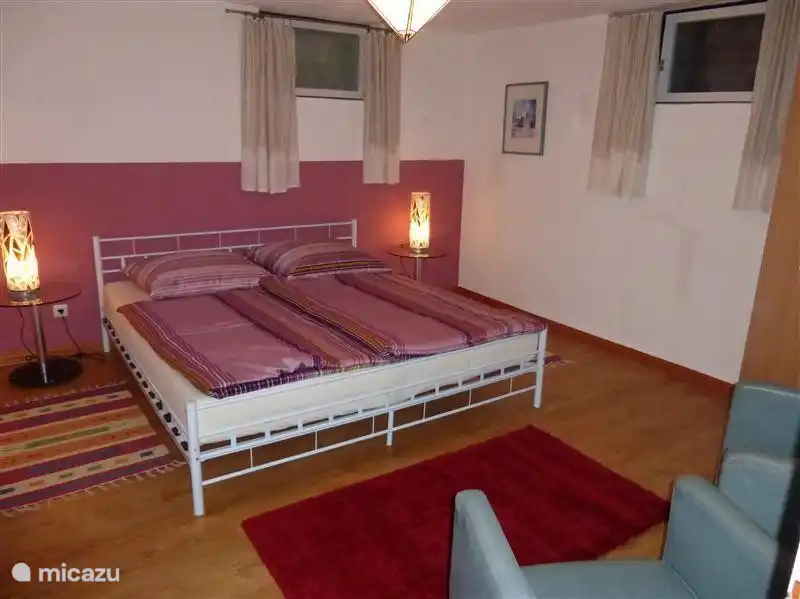 Schlafzimmer 5.
Wieder im Keller.
Bett 1,80x 2,00 Meter
