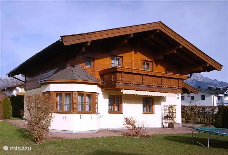 Blick auf das Haus.
Auf der rechten Seite des Hauses befindet sich die Garage mit der Tischtennisplatte 