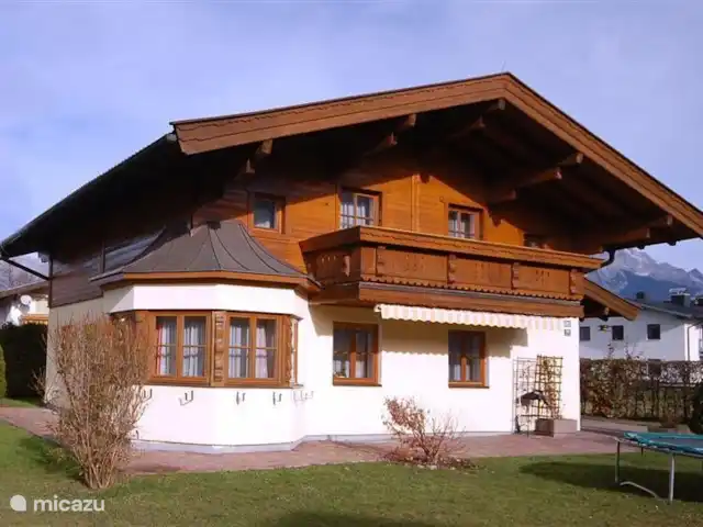 Chalet Naromoru huren in Oostenrijk, Salzburgerland, Saalfelden (Zell am See) - chalet Aanzicht huis.
rechts van het huis is de garage met de tafeltennistafel