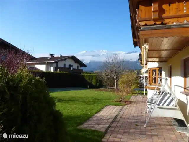 Chalet Naromoru huren in Oostenrijk, Salzburgerland, Saalfelden (Zell am See) - chalet zijkant van het huis.
Hier gezellig aan twee tafels buiten eten.
De schommelstoel moesten we jammer genoeg weggeven.