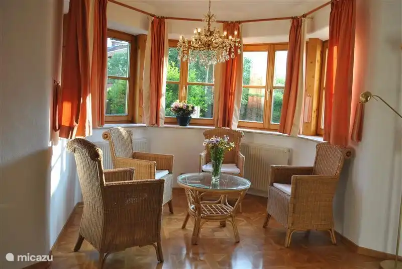 Der Wintergarten ist auch Teil des großzügigen Wohnzimmers.