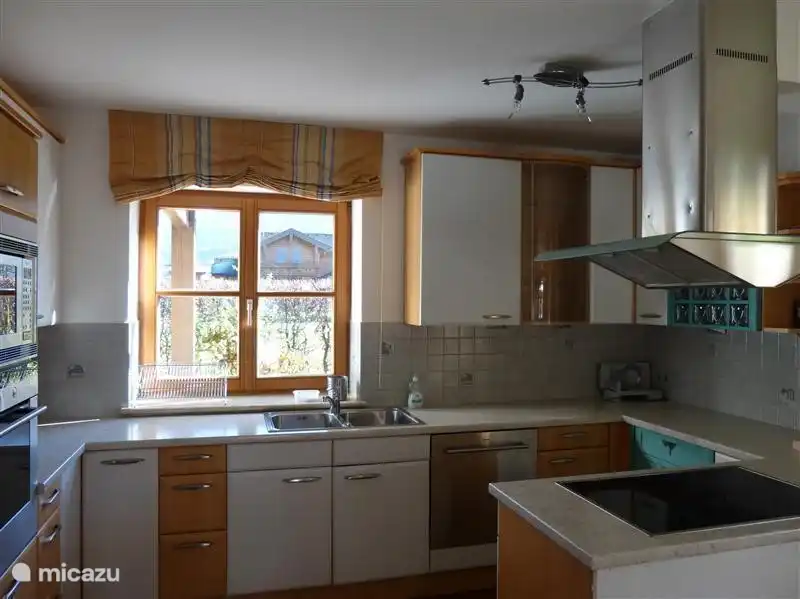 Küche, alles Drum und Dran,
Von allem reichlich vorhanden.