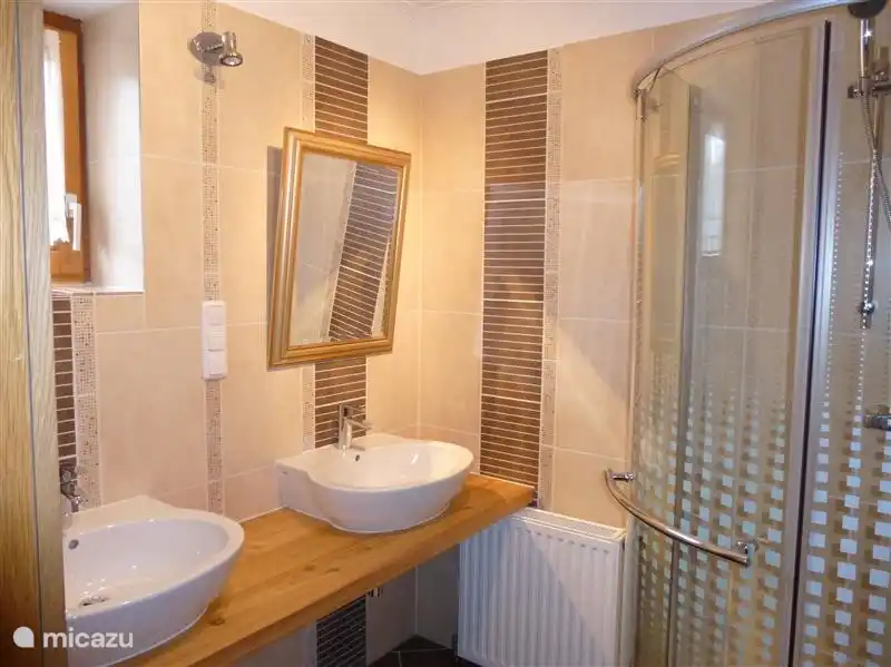 Das Badezimmer im Erdgeschoss.
Dusche und zwei Waschbecken