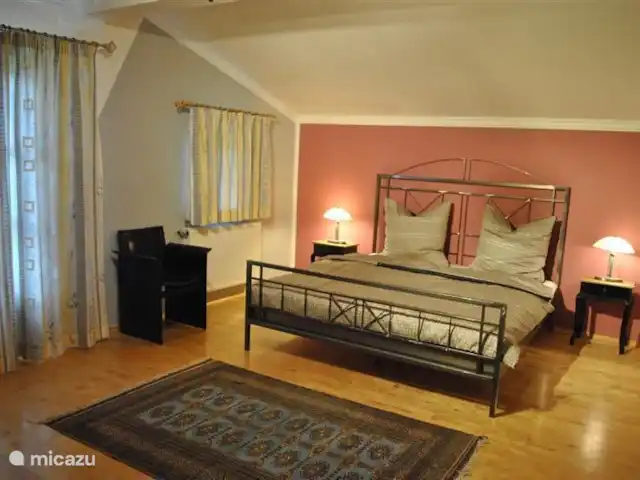 Chalet Naromoru huren in Oostenrijk, Salzburgerland, Saalfelden (Zell am See) - chalet Slaapkamer 
Zeer royale slaapkamer met balkon.
Bed 1.80x2.00 meter.
Kan een extra bed neergezet worden.