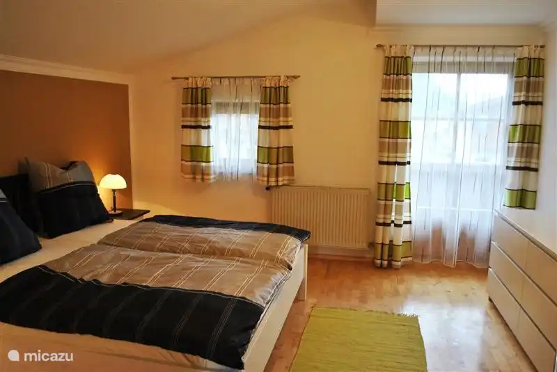 Schlafzimmer 2
Dieses Schlafzimmer hat auch Zugang zum Badezimmer.
Bett 1,80x2,00 m