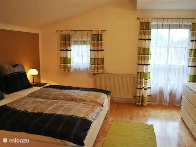 Chalet Naromoru huren in Oostenrijk, Salzburgerland, Saalfelden (Zell am See) - chalet Slaapkamer 2
Ook deze slaapkamer heeft toegang tot het bslkon.
Bed 1.80x2.00 m