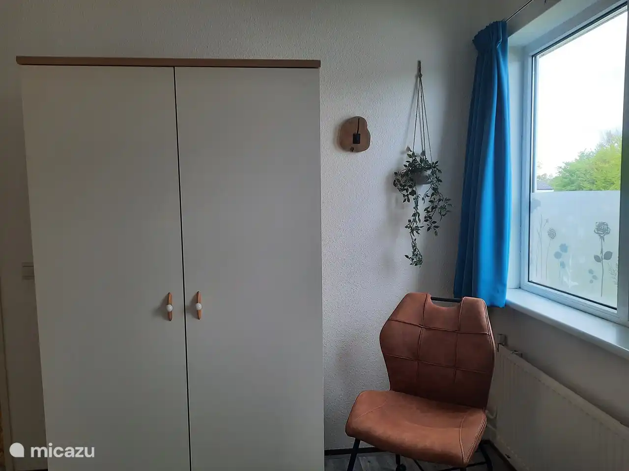 Ein geräumiger Schrank im Hauptschlafzimmer mit dem Feldbett