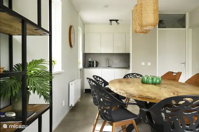 2023 Neue Küche!
Die offene Küche verfügt neben einer Senseo- und Kaffeemaschine über einen Geschirrspüler, eine Kombi-Mikrowelle und eine Nespresso-Maschine.