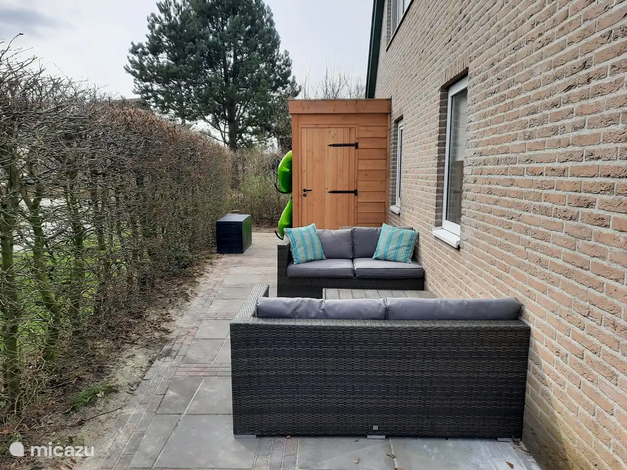 Wir haben das Lounge-Set neben dem Haus platziert. Die Sauna und der Whirlpool liegen so nah beieinander.