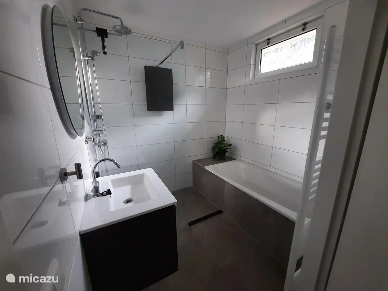 Das neue Badezimmer im Erdgeschoss verfügt über eine Badewanne und eine begehbare Regendusche.
