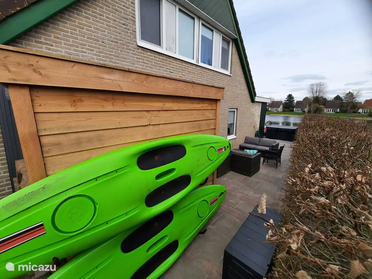 2 Suppen gehören zum Haus und können in den See oder in den Kanal gehen, der am Park entlang verläuft.