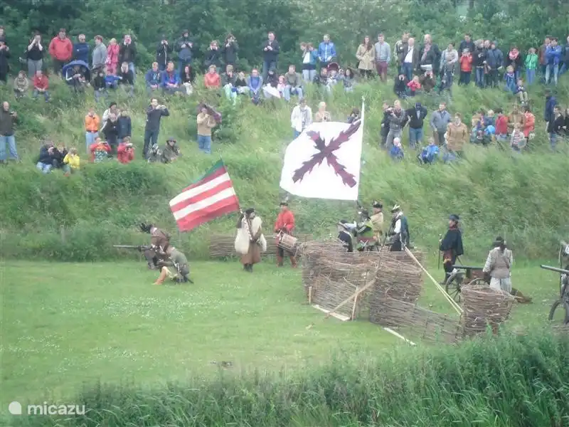 Die restaurierte Festungsstadt Bourtange ist 5 km entfernt. Hier ist ein Kampf, der 80-jährige Krieg nachgestellt.
