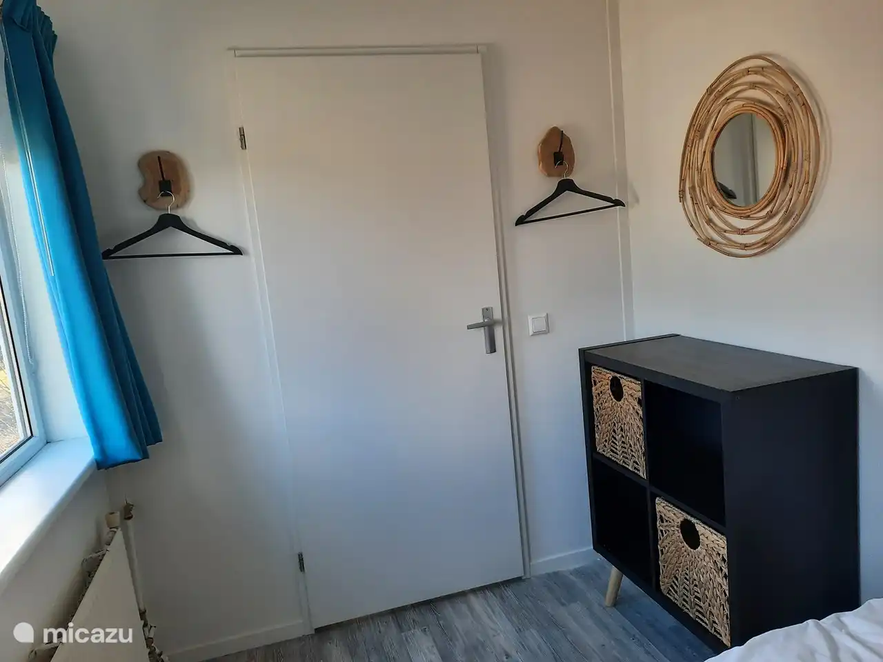 Dieses 2-Personen-Schlafzimmer verfügt auch über einen Abstellschrank und Aufhängemöglichkeiten.