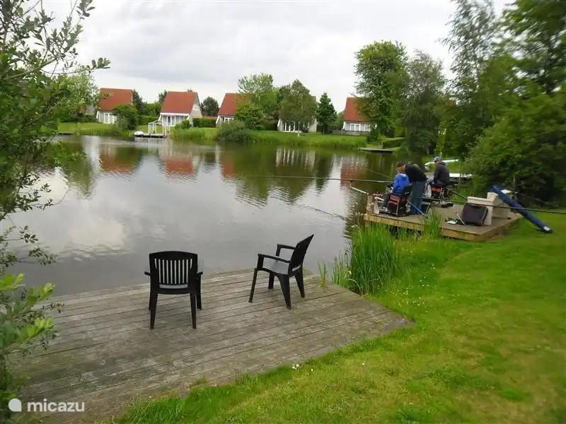 Das Gerüst kann auf dem Wasser für ein Frühstück verwendet werden, einen Drink bei Sonnenuntergang oder eine Angelrute umgewandelt.