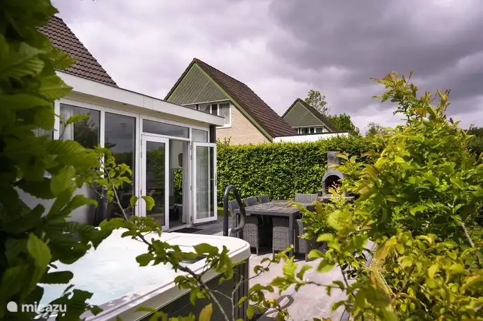 Das erweiterte Erdgeschoss verfügt nun über ein geräumiges Wohnzimmer mit Terrassentüren.