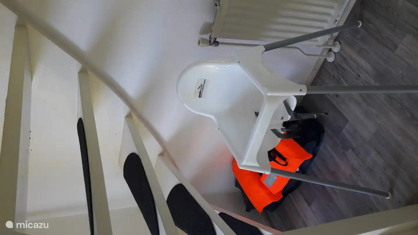 Hochstuhl, Campingbett und Kinderschwimmweste sind vorhanden.