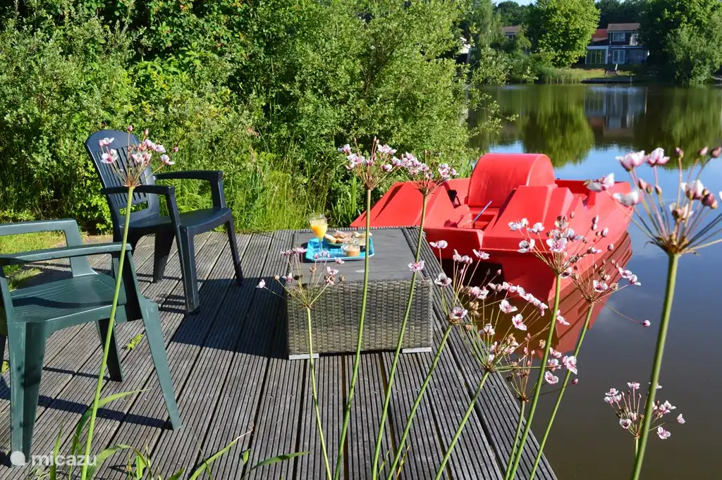 Vom eigenen Bootssteg aus können Sie mit einem Tretboot den Binnensee mit seinen Inseln und unter Brücken erkunden.
