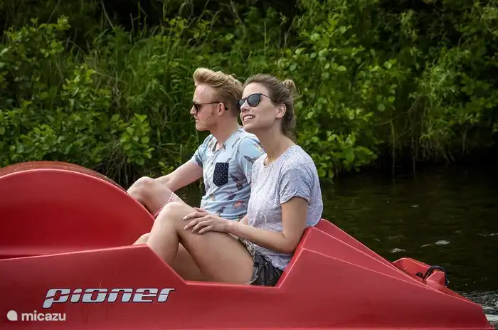 Erkunden Sie den Binnensee mit dem Tretboot am Steg.