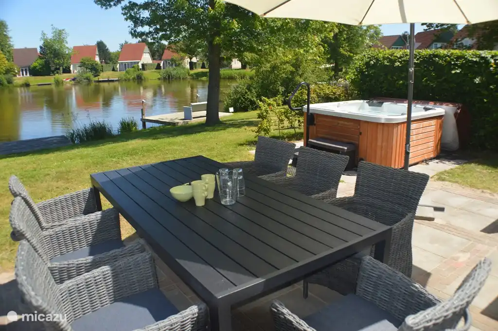 Die Terrasse wurde kürzlich vergrößert und mit einem luxuriösen Gartenset bereichert. Ein 2 Meter langer Tisch mit bequemen Stühlen um lange zu speisen und den Blick über den See zu genießen.