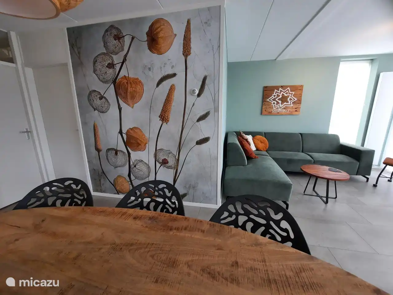 Das geräumige Wohnzimmer hat eine L-Form.