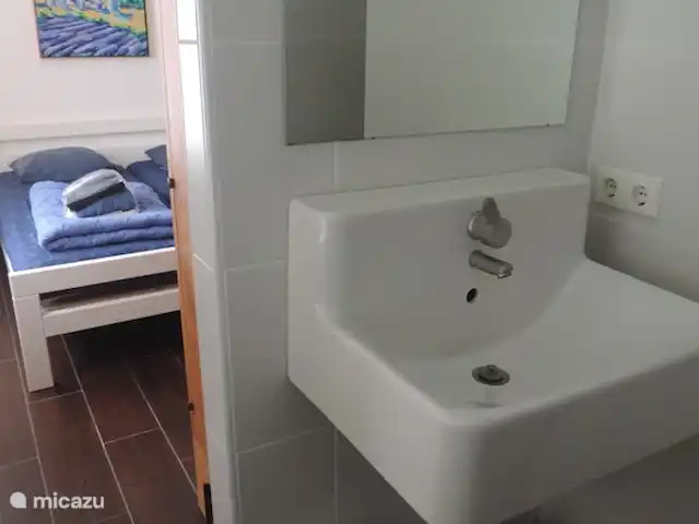 Fietsen, Nederland, Zeeland, Nieuwvliet-Bad, vakantiehuis Le Rivage 9 Nieuwvliet beneden slaapkamer plus douche