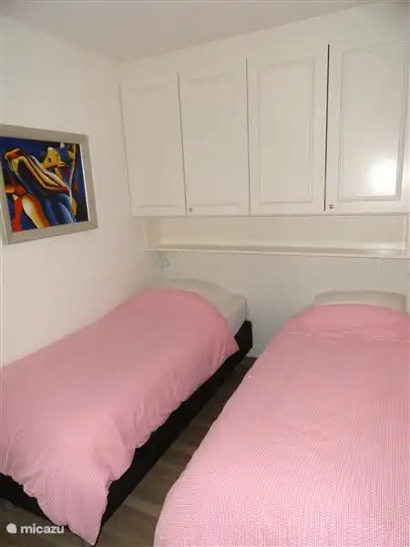 The Boxspring beds with good mattresses, such as loose to use. The photo of each However, it is also possible to confirm. The 2 beds to each other
Above the bed is a wardrobe with ample space. Opposite the bed is also a large double door wardrobe available.