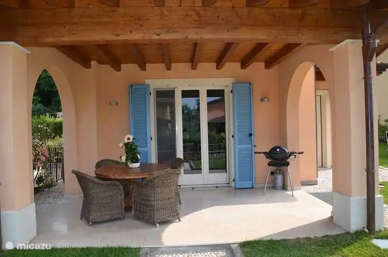 Zum gemütlichen Speisesaal auf der Terrasse sind 8 Sitzplätzen zur Verfügung.