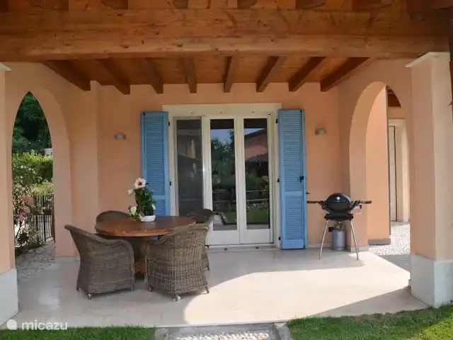 Villa Borgo Venzago | Italie, Lac de Garde, Desenzano del Garda - villa 8 chaises sont disponibles pour des repas cosy sur la terrasse.