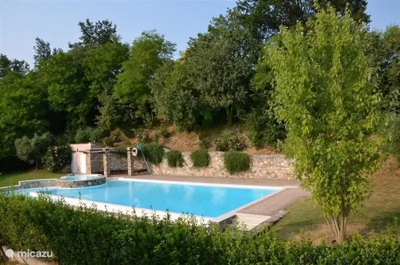 Der große Pool befindet sich in einem gepflegten Garten.