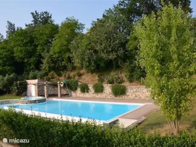 Villa Borgo Venzago | Italie, Lac de Garde, Desenzano del Garda - villa La grande piscine est située dans un jardin magnifiquement entretenu.