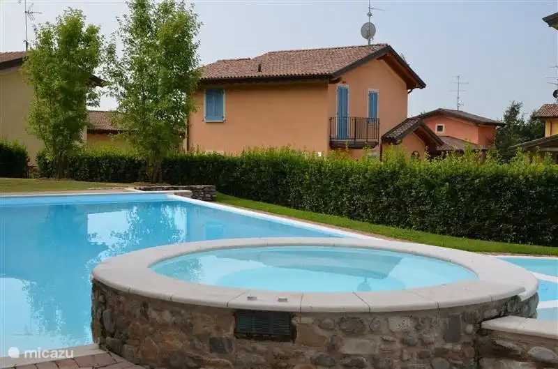 Der Swimming-Pool mit Jacuzzi und Kinderbecken für Kleinkinder, direkt hinter dem Haus. Der Pool ist über eine private Tor zwischen dem Pool und dem Garten des Hauses abgerufen.