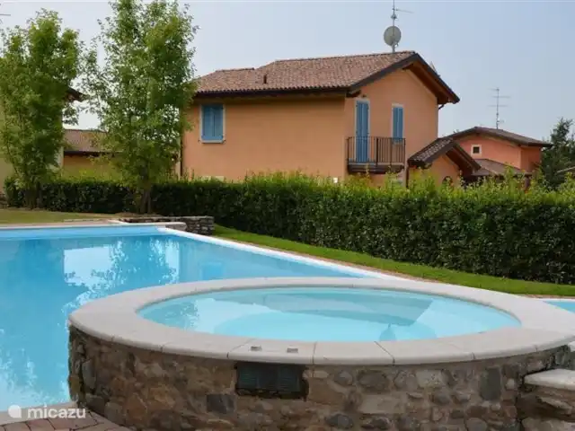 Villa Borgo Venzago | Italie, Lac de Garde, Desenzano del Garda - villa La piscine avec jacuzzi et pataugeoire pour les plus petits est située directement derrière la maison. La piscine est accessible par un portail privé entre la piscine et le jardin de la maison.