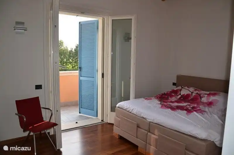 Geräumiges Schlafzimmer mit eigenem Bad.