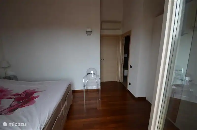 Das Hauptschlafzimmer verfügt über einen eigenen begehbaren Badezimmer.