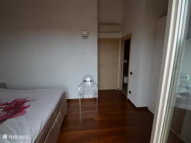 Villa Borgo Venzago | Italie, Lac de Garde, Desenzano del Garda - villa La chambre des maîtres possède sa propre salle de bain walk-in.