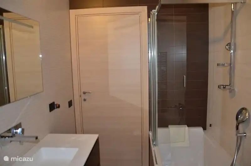 Badezimmer im 1. Stock über 2 Schlafzimmer (`` kinderkamer` und logeerkamer`) auf dem Boden, ohne einen eigenen begehbaren Badezimmer.