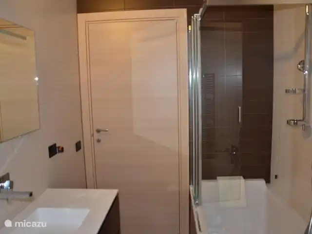 Villa Borgo Venzago | Italie, Lac de Garde, Desenzano del Garda - villa Salle de bain au 1er étage pour les 2 chambres ('chambre d'enfants' et 'chambre d'amis') à l'étage sans leur propre salle de bain walk-in.