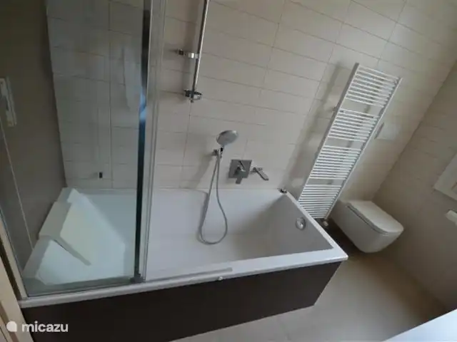 Villa Borgo Venzago | Italie, Lac de Garde, Desenzano del Garda - villa La salle de bain dispose d'une baignoire et d'une vraie douche avec paroi vitrée coulissante.