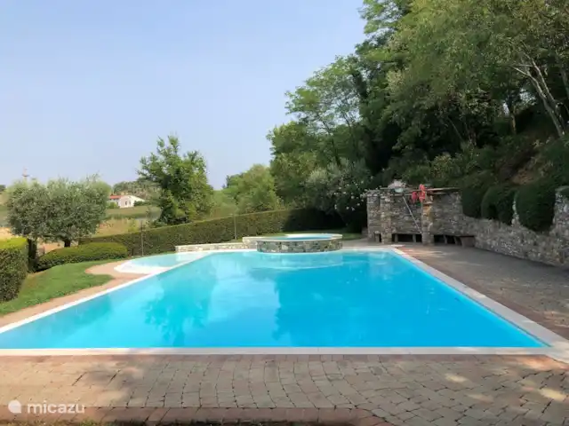 Villa Borgo Venzago | Italie, Lac de Garde, Desenzano del Garda - villa Grande piscine avec jacuzzi et pataugeoire peu profonde. Le grand bain est de 1,40 de profondeur.