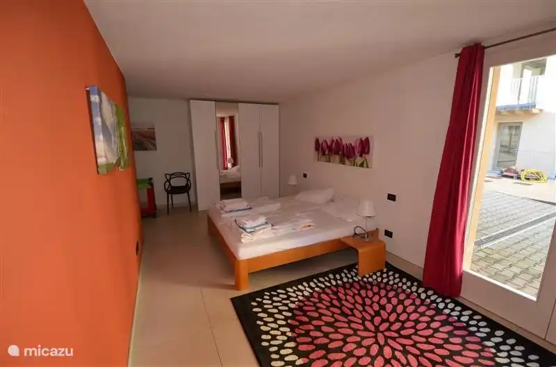 Geräumiges Schlafzimmer (35 m2) im Untergeschoss mit eigenem Bad. Ausreichend Platz für ein Kinderbett legen